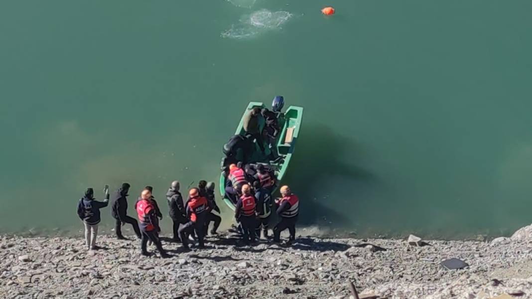 Baraja araç uçtu: 2 kişi ölü olarak çıkartıldı 4